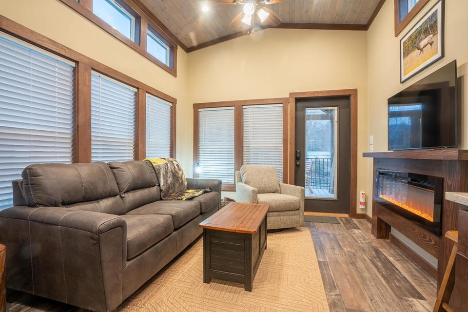 Elk River Tiny Luxury Living with River Views Villa in Bryson City