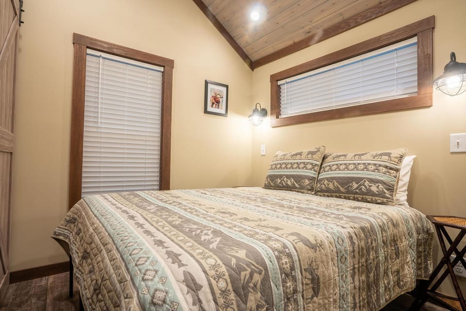 Elk River Tiny Luxury Living with River Views Villa in Bryson City