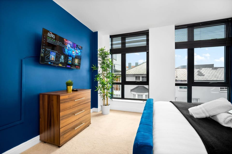 Photo of the whole room, Bedroom