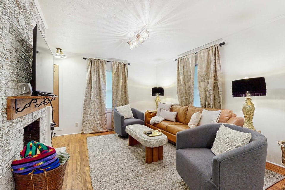Dog-friendly farm cottage with patio walk to dining & Ecusta Trail ac House in Horse Shoe