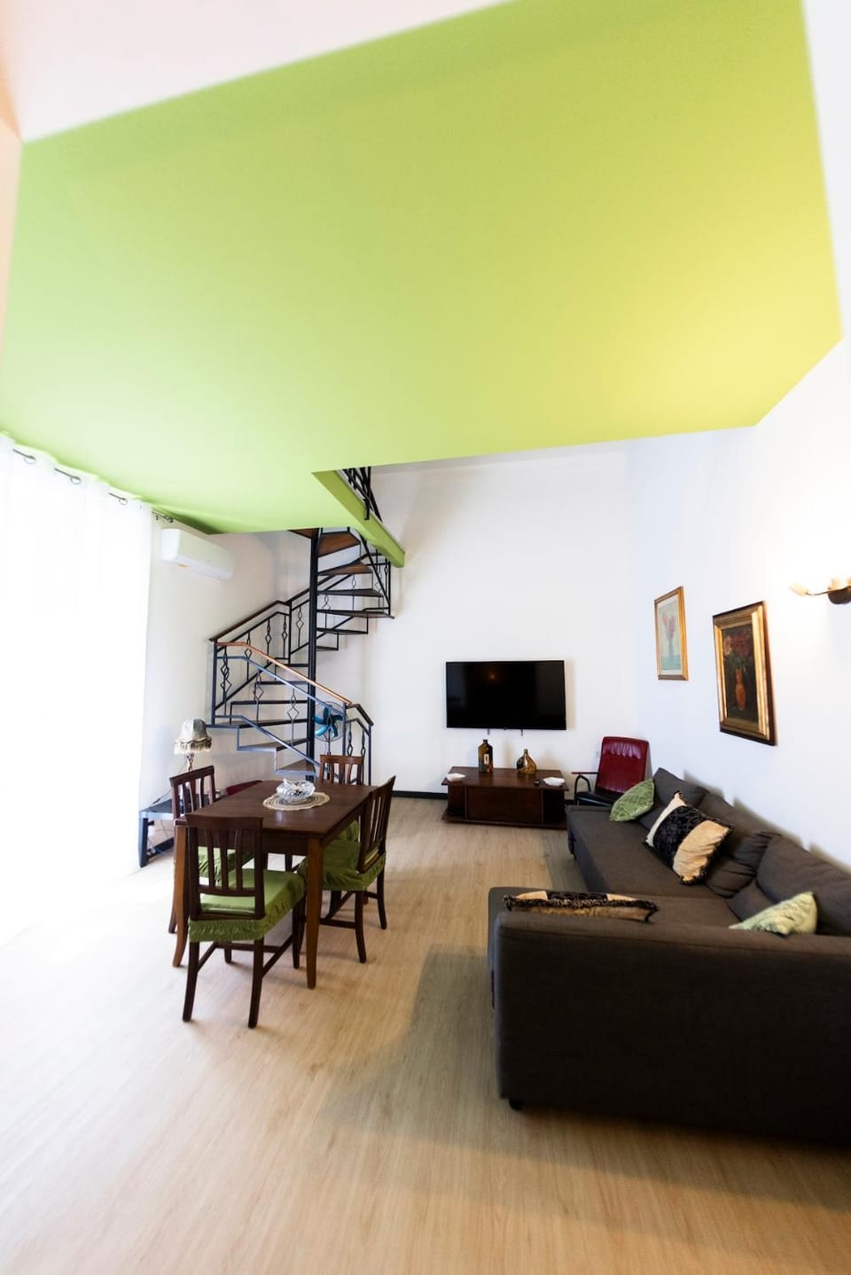 TV and multimedia, Living room, Seating area, Evening entertainment