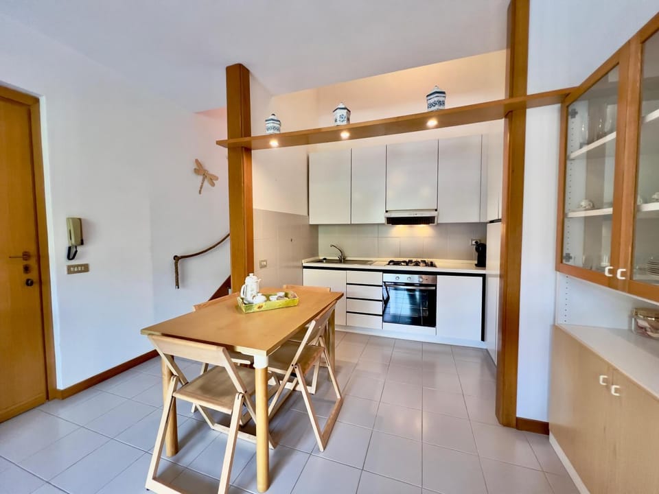 Kitchen or kitchenette, Dining area, oven, stove