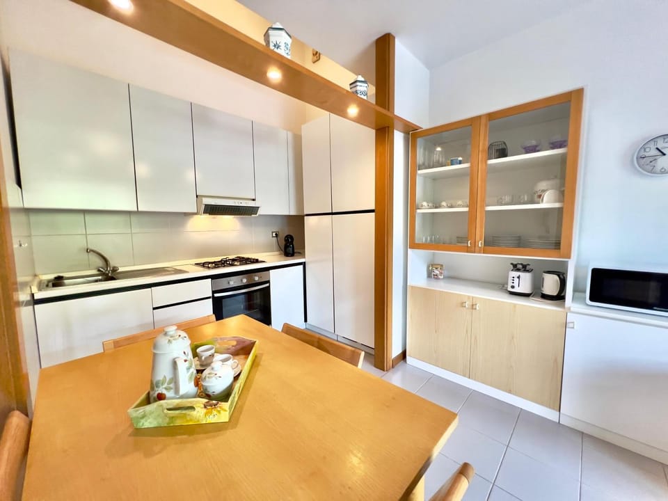 Kitchen or kitchenette, Dining area, oven, stove