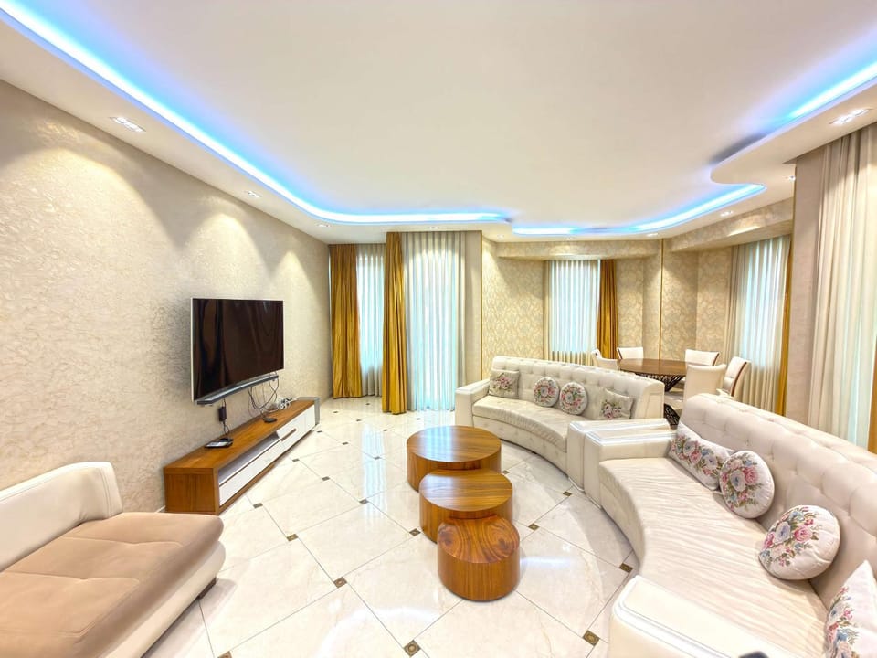 Communal lounge/ TV room, Living room, Photo of the whole room, Seating area, Evening entertainment, Bedroom