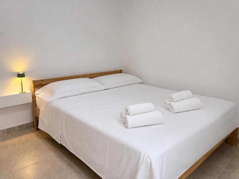 Bed, Photo of the whole room, towels