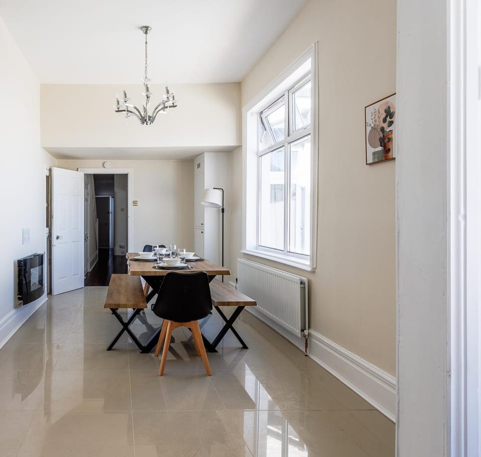 4 BR 2 Bathroom Modern HomeLONG STAYS House in Sunderland