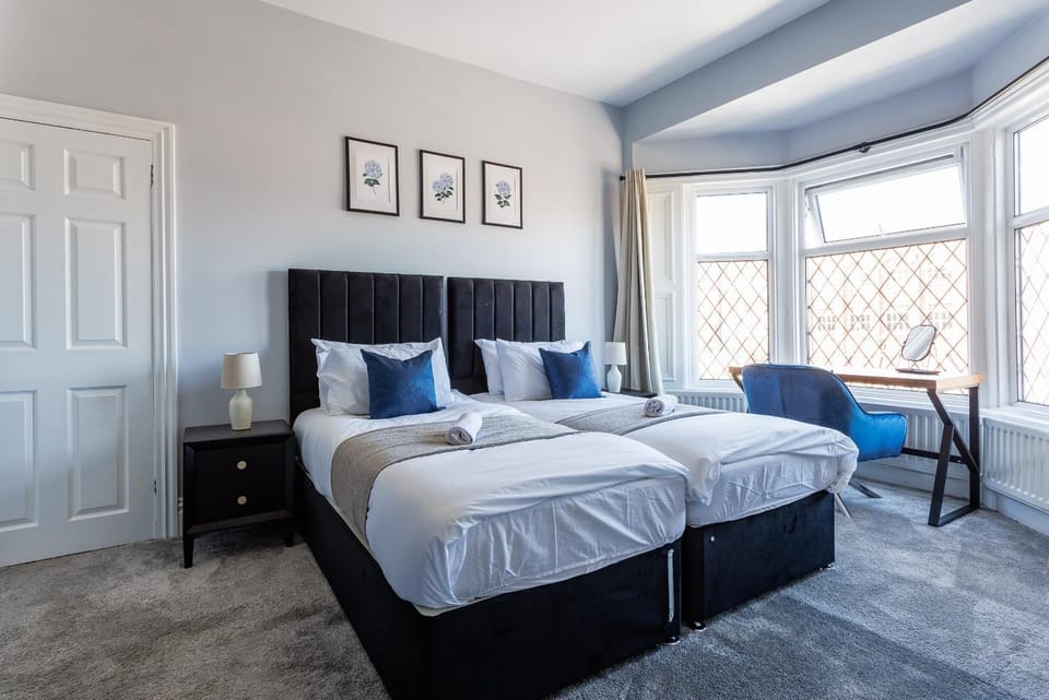 4 BR 2 Bathroom Modern HomeLONG STAYS House in Sunderland