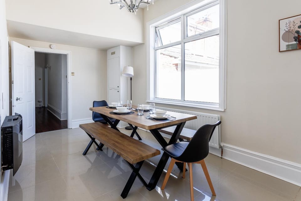 Modern 4-Bed 2 Bath Sleeps 7 Parking House in Sunderland