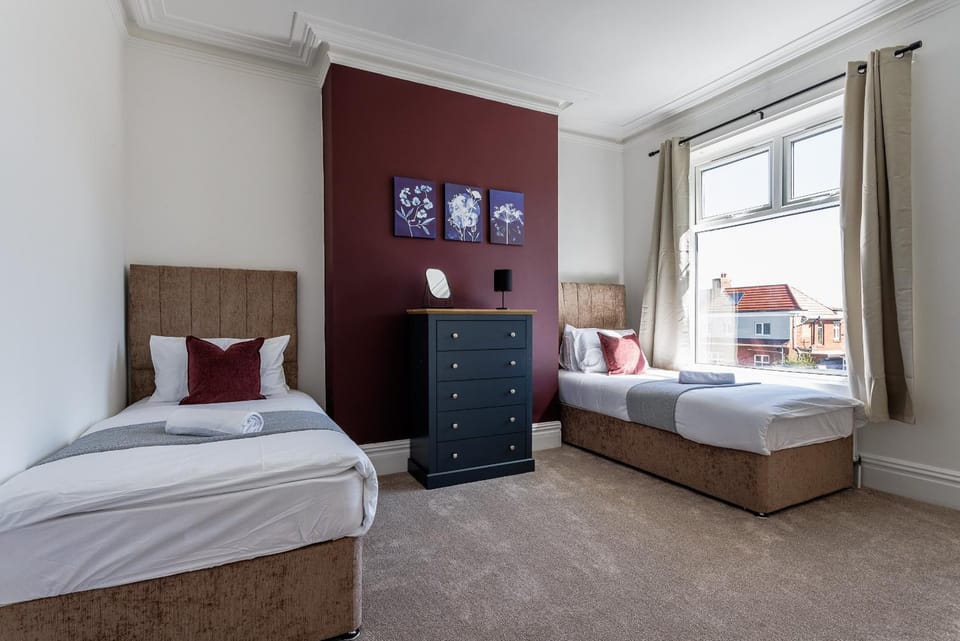4 BR 2 Bathroom Modern HomeLONG STAYS House in Sunderland