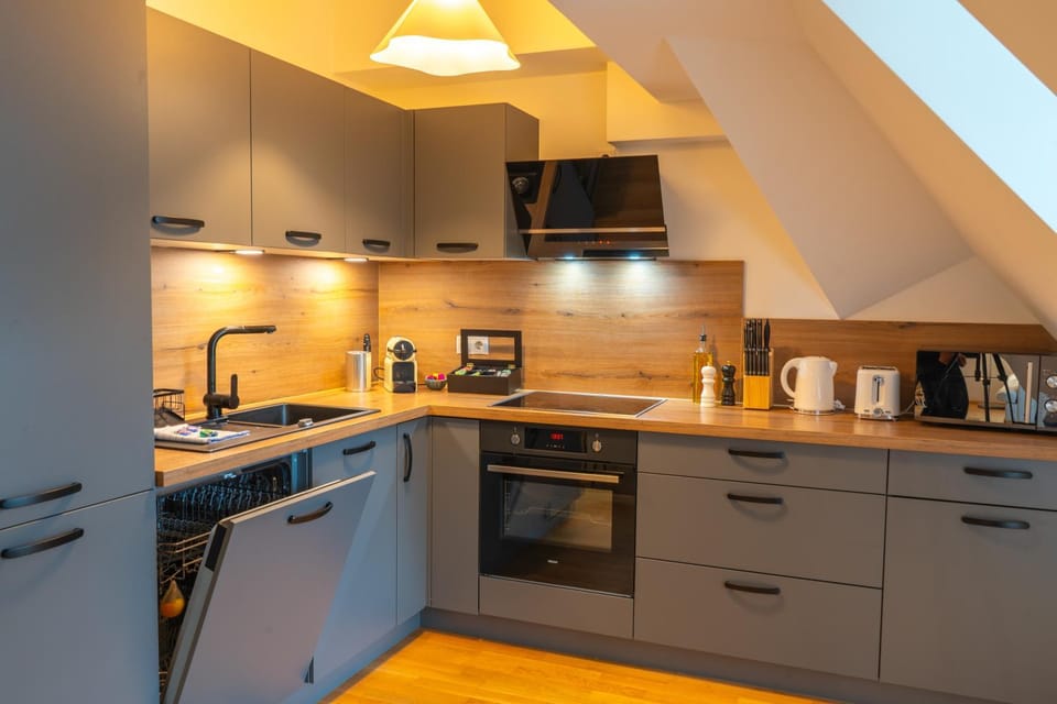 Coffee/tea facilities, Kitchen or kitchenette, dishwasher, stove, toaster