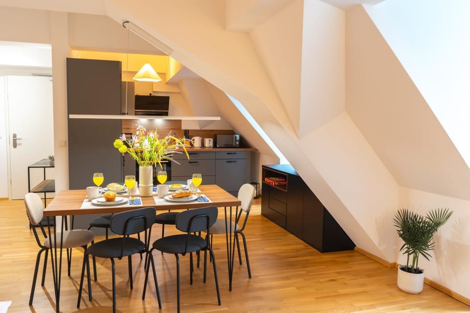 Kitchen or kitchenette, Seating area, Dining area, Food
