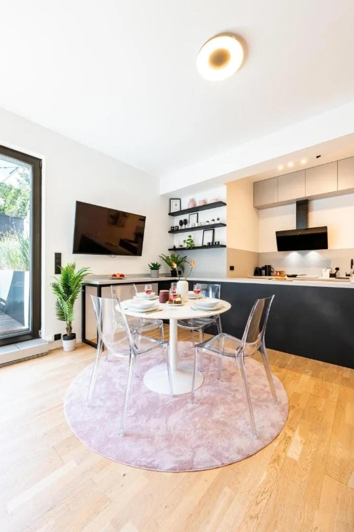 Kitchen or kitchenette, Dining area