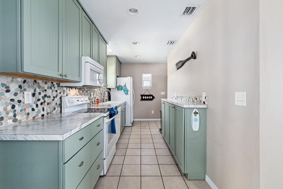 Flagler Beach Ocean View Home Wraparound Balcony, Beach Access, Sleeps 8, Walk to Shore House in Flagler Beach