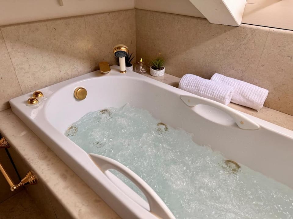 Hot Tub, Bathroom