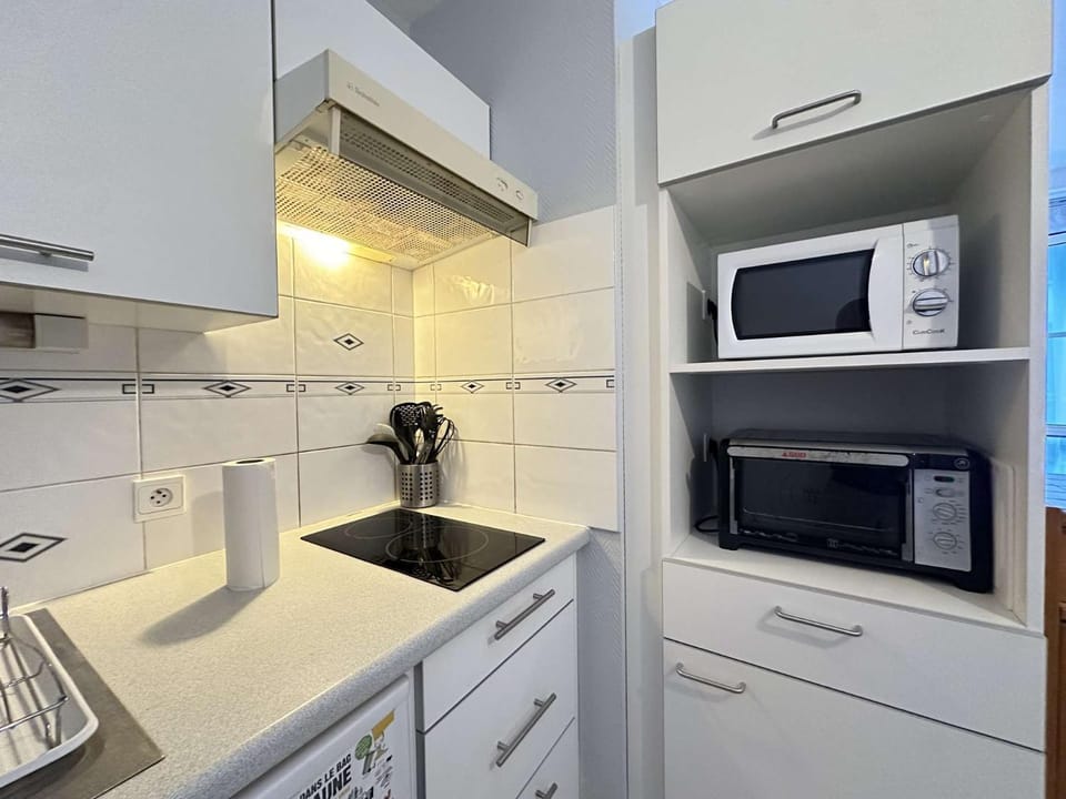 Kitchen or kitchenette, stove