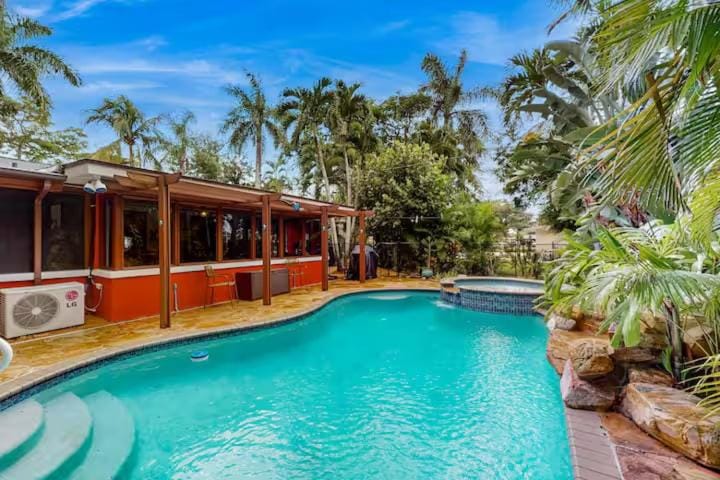 Tropical Retreat with Heated Pool, Spa & Tiki Bar - Coastal Paradise Getaway - Roelens House in Cape Coral
