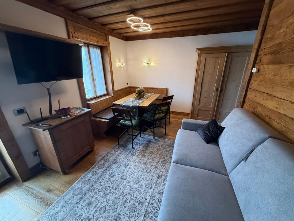 TV and multimedia, Living room, Seating area, Dining area