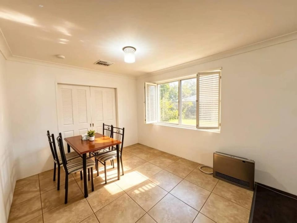 Spacious Family & Pet-Friendly Home Large Backyard House in Dubbo