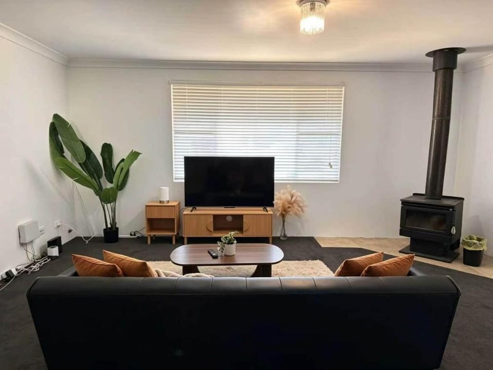 Spacious Family & Pet-Friendly Home Large Backyard House in Dubbo