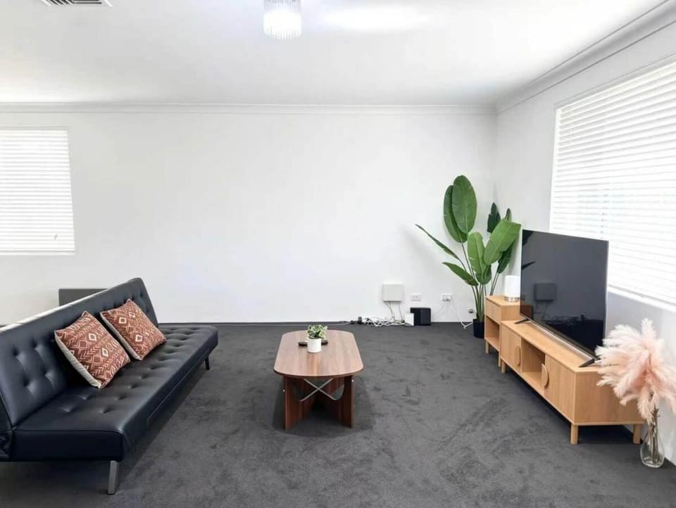 Spacious Family & Pet-Friendly Home Large Backyard House in Dubbo