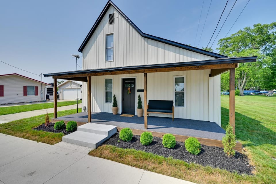 Waterfront Family Gem w/ Private Dock in Syracuse House in Indiana