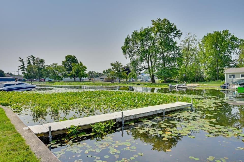 Waterfront Family Gem w/ Private Dock in Syracuse House in Indiana