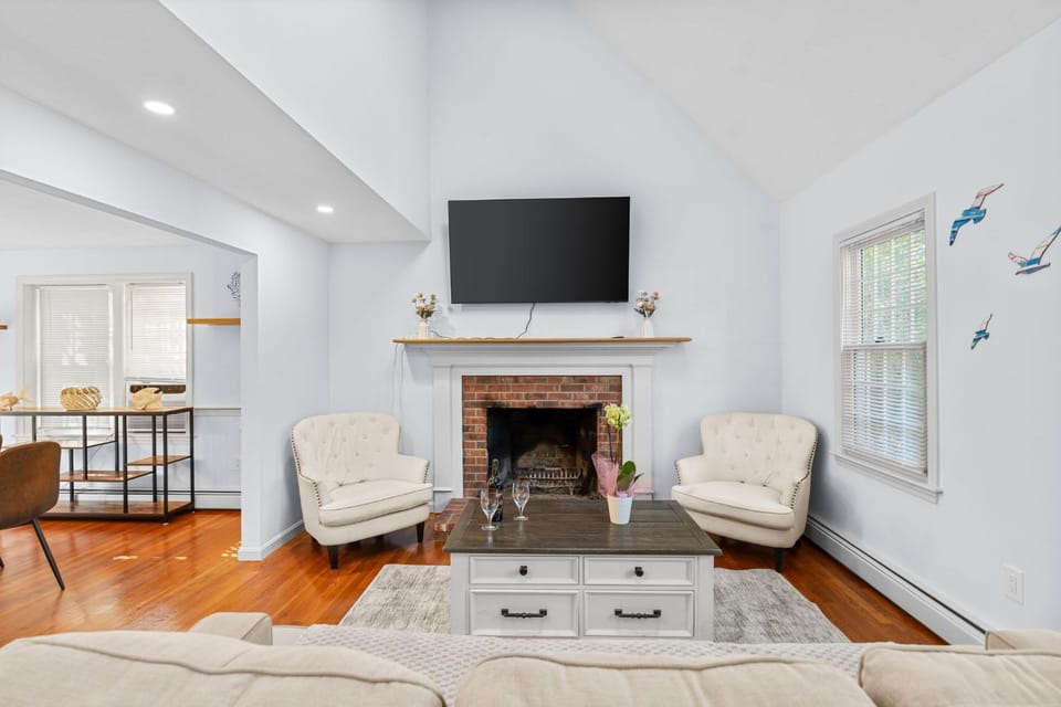 Mashpee Gem Private Yard Firepit & Cape Cod House in New Seabury