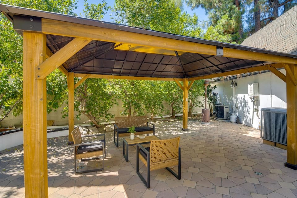 < 3 Mi to Westfield Topanga! Extended Stay in LA House in Tarzana