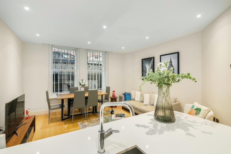 Modern 3 Bedroom Near Oxford Circus Apartment in London Borough of Islington