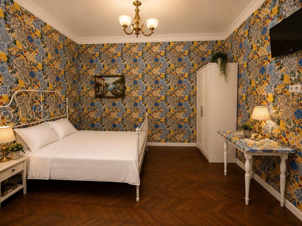 Bed, TV and multimedia, Photo of the whole room, Bedroom