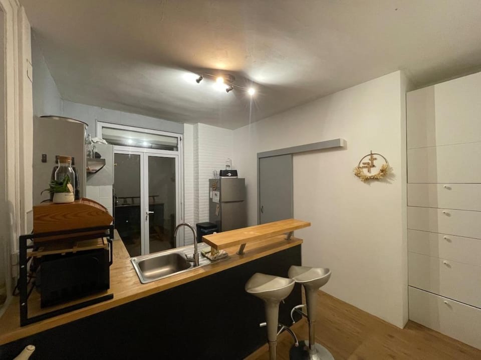 Kitchen or kitchenette, Dining area