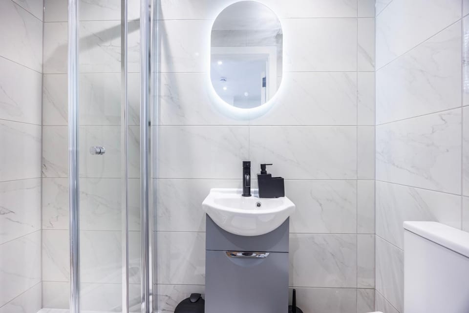 Exquisite 6 Bedroom all Ensuite Home Apartment in Grays