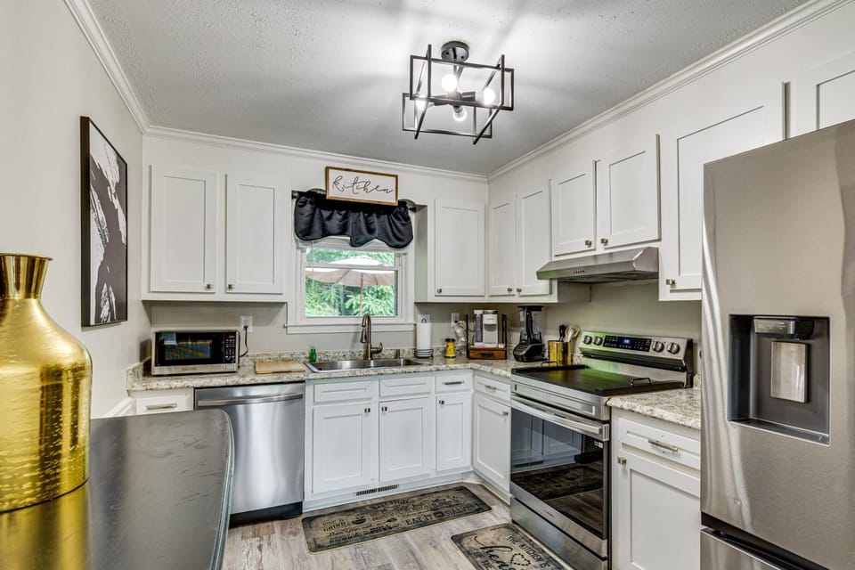 5 Mi to Dtwn Greenville! Getaway w/ Deck & Yard House in South Carolina