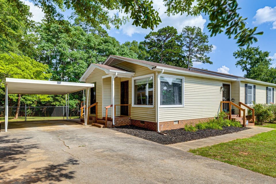 5 Mi to Dtwn Greenville! Getaway w/ Deck & Yard House in South Carolina