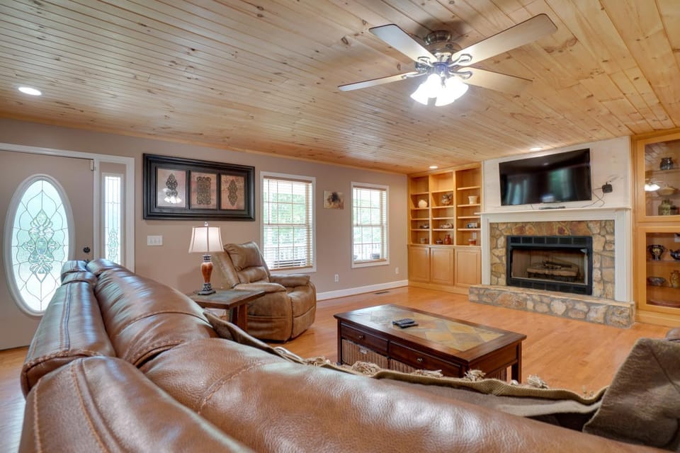 Hot Tub + Mtn Views: North Georgia Group Escape! House in White County