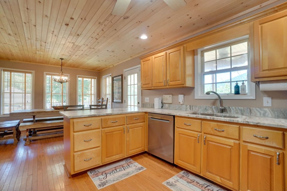 Hot Tub + Mtn Views: North Georgia Group Escape! House in White County