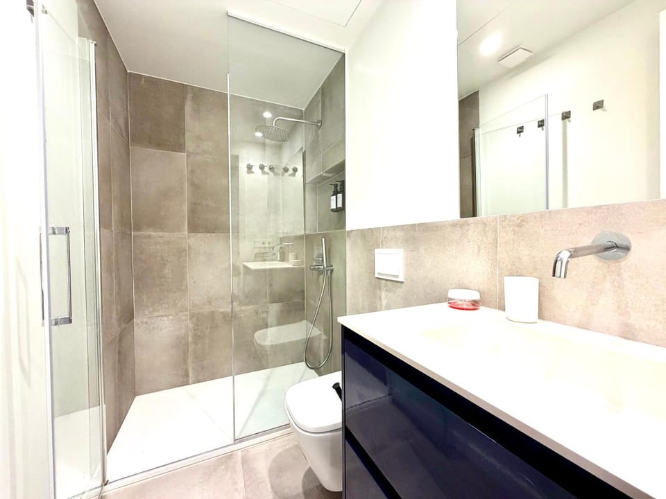 Shower, Toilet, Bathroom, towels