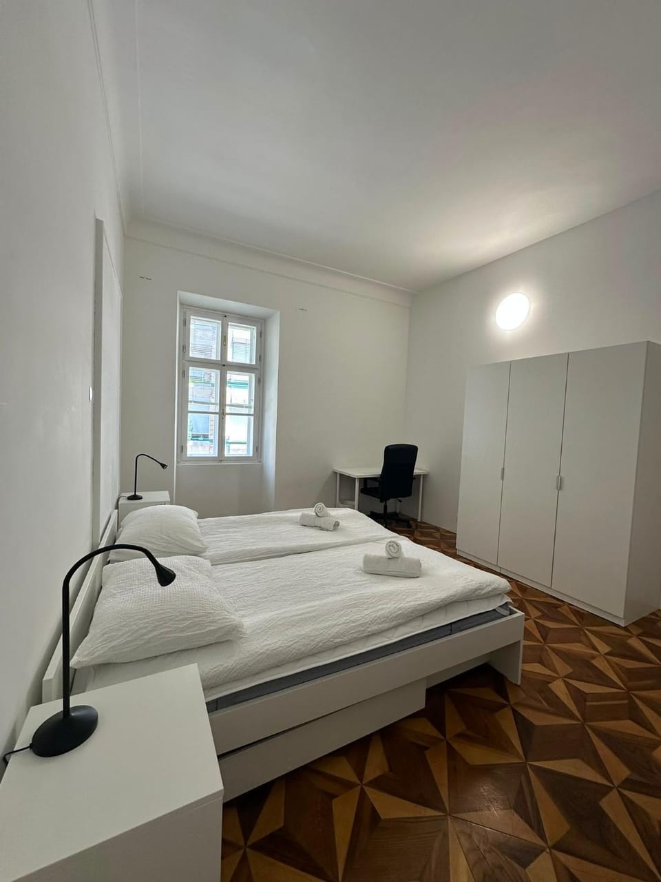 Bed, Bedroom, towels
