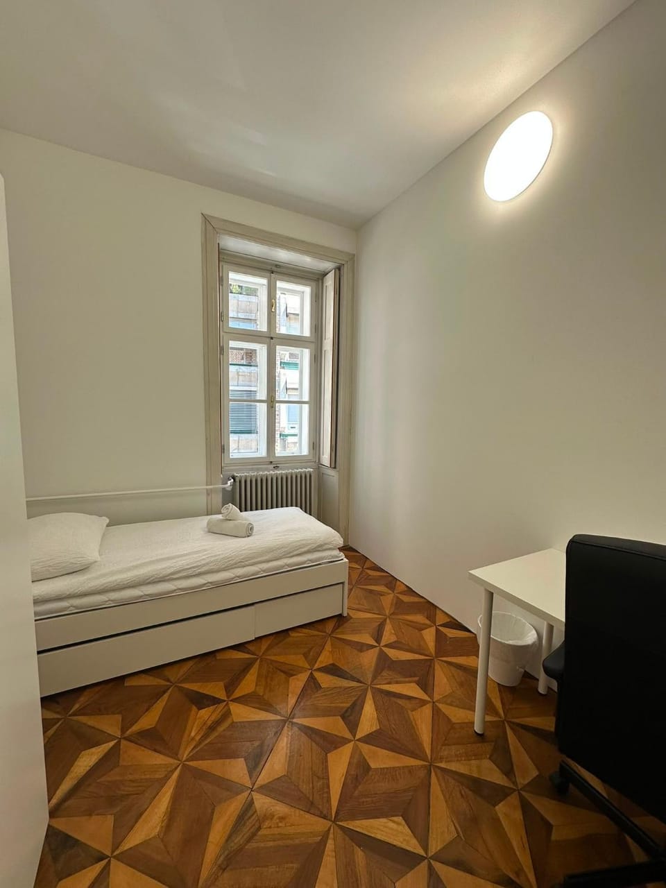 Bed, Bedroom, towels