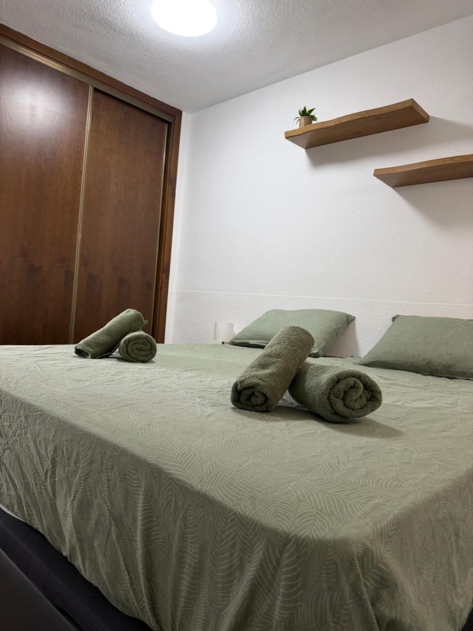 Bed, Bedroom, towels