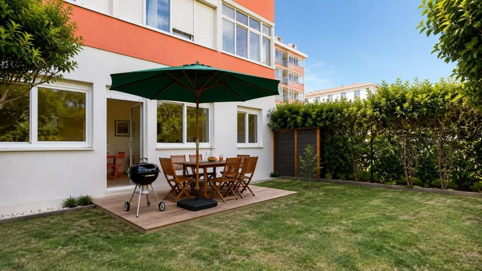 Surfside Garden House Walk to the Beach by Homeful Apartment in Carcavelos