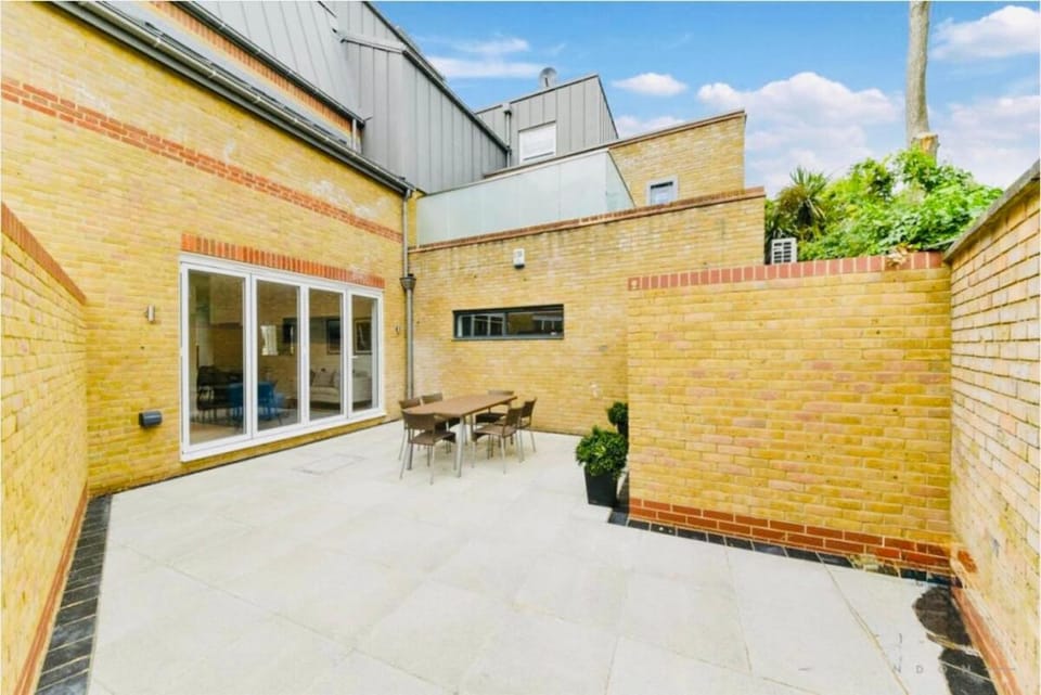 Canary Wharf House with Panoramic Rooftop House in London Borough of Southwark