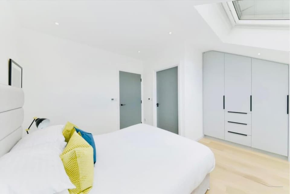 Canary Wharf House with Panoramic Rooftop House in London Borough of Southwark