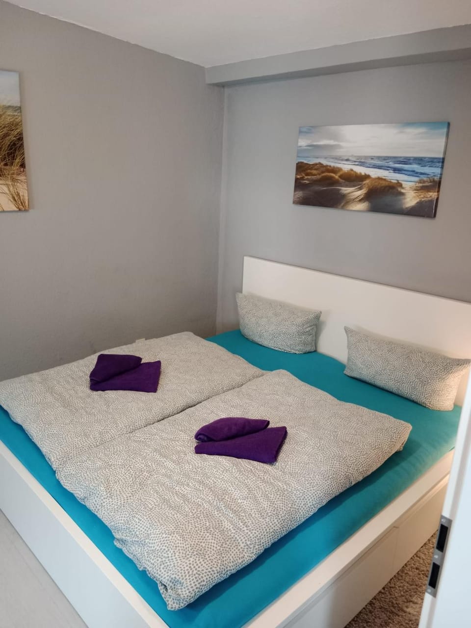Bed, Photo of the whole room, Bedroom, towels