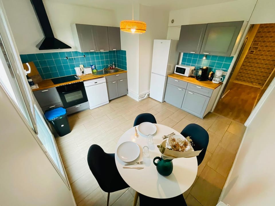 Kitchen or kitchenette, Dining area