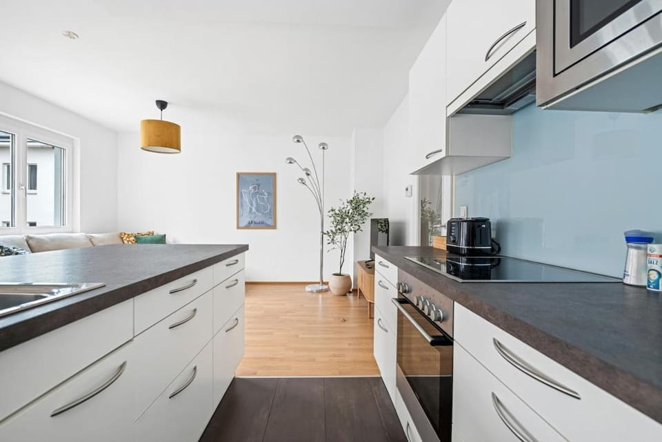 Modern Apartment with Balcony, FREE Parking - U1 Metro Apartment in Vienna