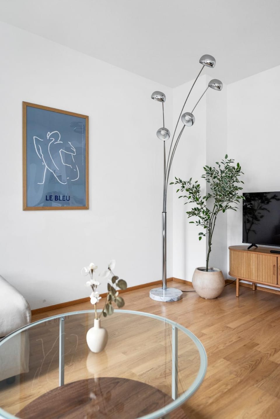Modern Apartment with Balcony, FREE Parking - U1 Metro Apartment in Vienna
