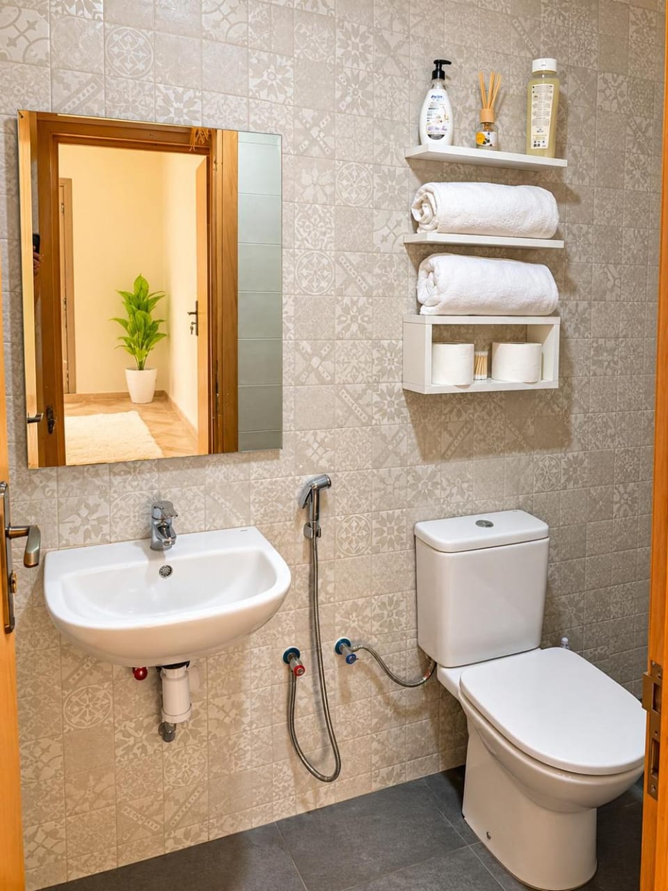Shower, Toilet, Bathroom, bidet, towels