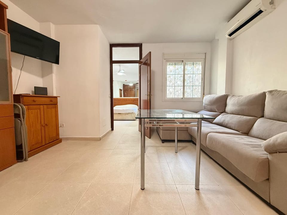 Bed, TV and multimedia, Living room, Bedroom, air conditioner