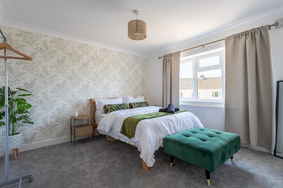 Bed, Photo of the whole room, Bedroom, towels